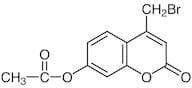 7-Acetoxy-4-bromomethylcoumarin [for HPLC Labeling]