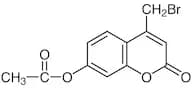 7-Acetoxy-4-bromomethylcoumarin [for HPLC Labeling]