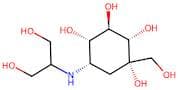 (1S,2S,3R,4S,5S)-5-((1,3-Dihydroxypropan-2-Yl)Amino)-1-(Hydroxymethyl)Cyclohexane-1,2,3,4-Tetraol