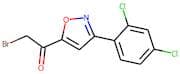 2-bromo-1-[3-(2,4-dichlorophenyl)isoxazol-5-yl]ethan-1-one