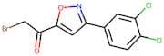 2-bromo-1-[3-(3,4-dichlorophenyl)isoxazol-5-yl]ethan-1-one