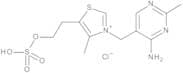 3-[(4-Amino-2-methylpyrimidin-5-yl)methyl]-4-methyl-5-[2-(sulfonatooxy)ethyl]thiazolium Chloride (…